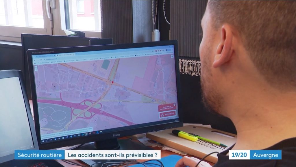 Chercheur Mohamed Mouaici devant son écran présentant le logiciel d'Accidentologie développé par Logipro.